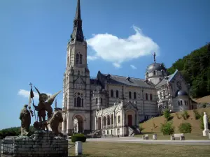 Domrémy-la-Pucelle - Basiliek van Bois-Chenu, beeld en wolken in de lucht