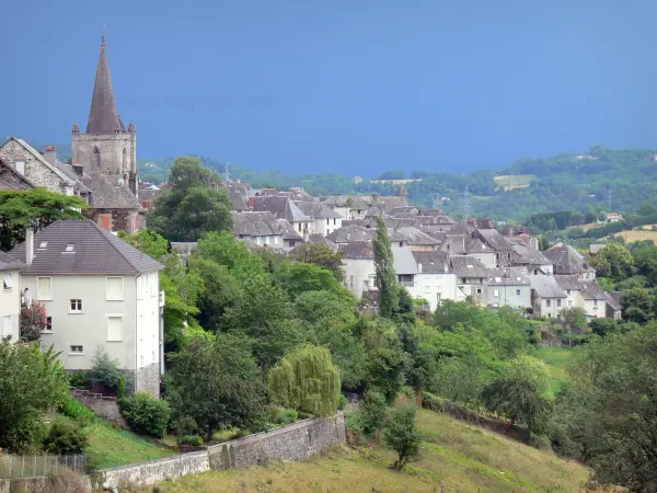 Donzenac - Clocher de l'église Saint-Martin et maisons du bourg médiéval dans un cadre de verdure