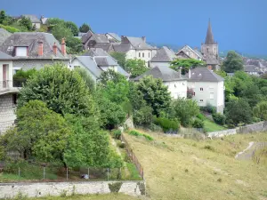 Donzenac - Campanario de Saint-Martin y casas de la ciudad medieval
