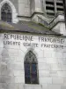 Donzy - Moeda republicana na fachada da Igreja de Saint-Caradeuc