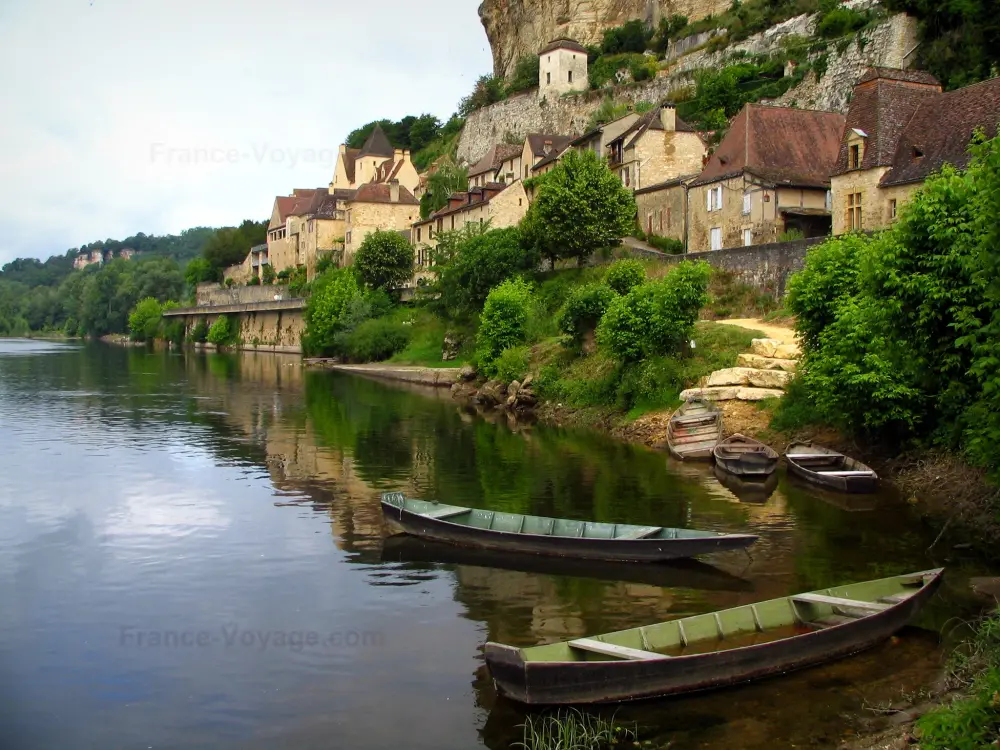 Guide de la Dordogne - Beynac-et-Cazenac - Rivière (la Dordogne) avec des barques, rive et maisons du village, dans la vallée de la Dordogne, en Périgord