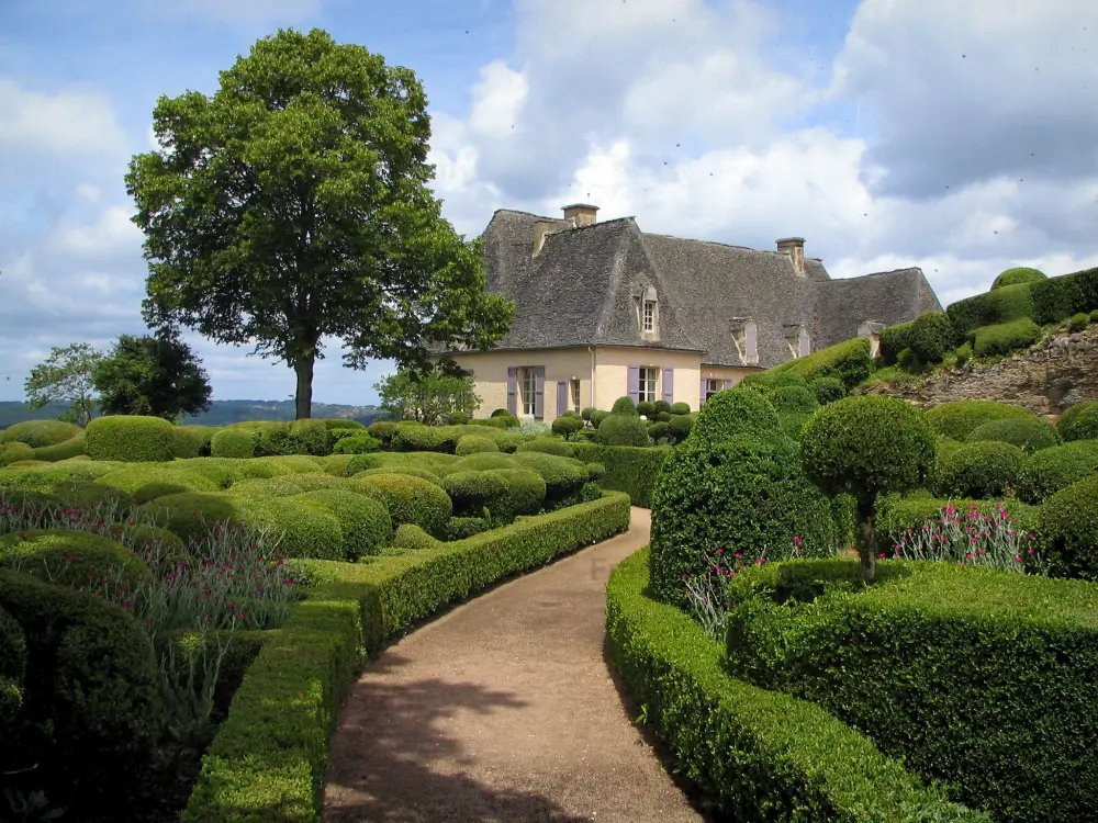 Reiseführer der Dordogne - Gärten von Marqueyssac - Allee und geschnittene Buchsbäume, Baum, Schloß und Wolken im Himmel, im Tal der Dordogne, im Périgord