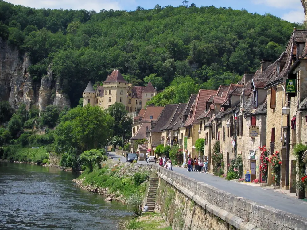 Reiseführer der Dordogne - La Roque-Gageac - Fluss (die Dordogne), Häuser des Dorfes, Schloß Malartrie im Hintergrund und Bäume, im Tal der Dordogne, im Périgord