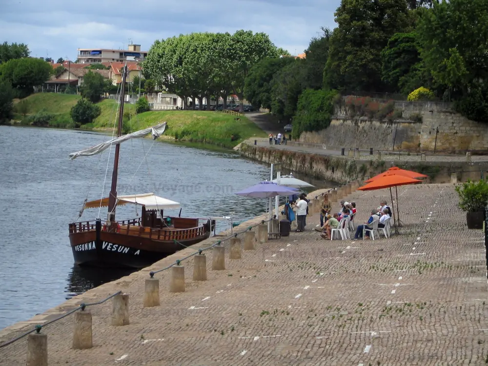 Reiseführer der Dordogne - Bergerac - Fluss (die Dordogne) und alter Hafen mit Anlegestelle für eine Spazierfahrt mit einem Boot (Gabarre)