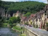 Guía de Dordoña - La Roque-Gageac - River (Dordoña), casas de pueblo, el castillo Malartrie en el fondo y los árboles, en el valle de Dordoña, en el Périgord