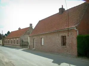 Dörfer der Pas-de-Calais - Weg, und Häuser aus Backstein
