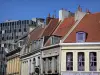 Douai - Fenêtres et lucarnes de maisons, palais de Justice en arrière-plan
