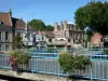 Douai - Rambardes ornées de fleurs, arbres et maisons de la ville