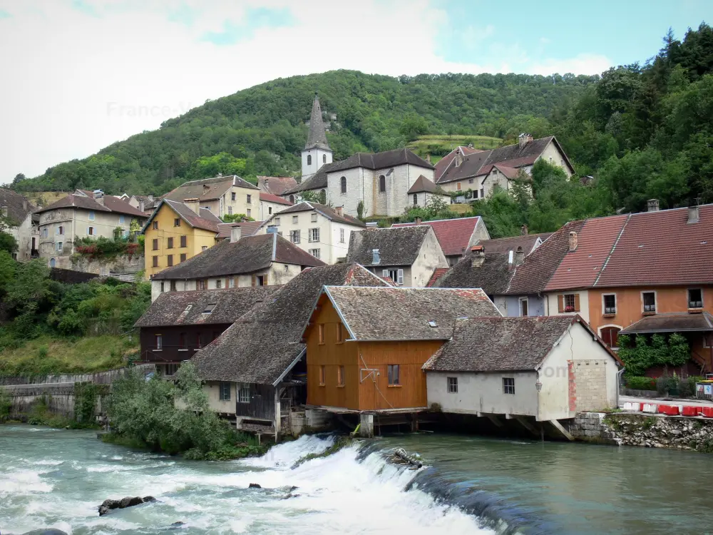 Guide of the Doubs - Lods - Loue river, houses of the village along the water, bell tower of the Saint-Théodule church and trees