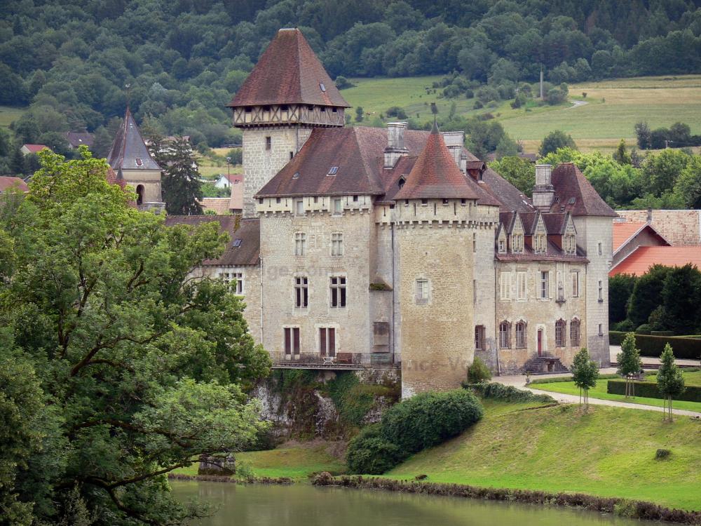 Guide du Doubs - Château de Cléron - Château fort au bord de la Loue (rivière)