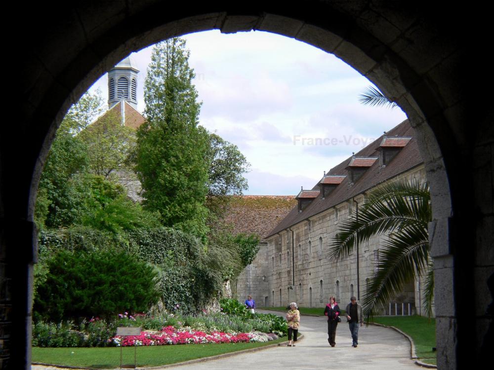 Guide du Doubs - Besançon - Citadelle de Vauban : chapelle, bâtiments et allée