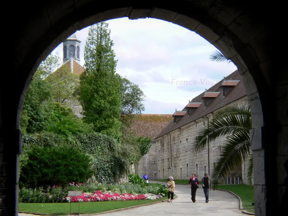 Guide of the Doubs - Besançon - Vauban citadel: chapel, buildings and path