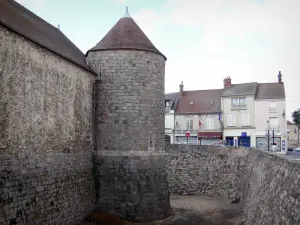 Dourdan - Torre e fossos do castelo feudal e fachadas das casas da cidade medieval ao fundo