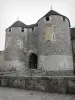Dourdan - Castillo feudal: puerta de entrada fortificada con dos torres