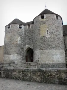 Dourdan - Castelo castelo fortificado feudal com suas duas torres