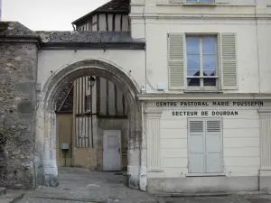 Dourdan - Alpendre e fachadas de casas da cidade medieval