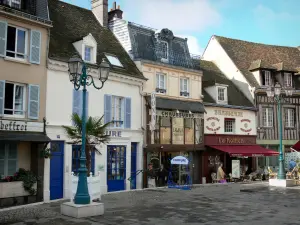 Dreux - Casas, lojas, esplanada e postes de iluminação da praça Métézeau