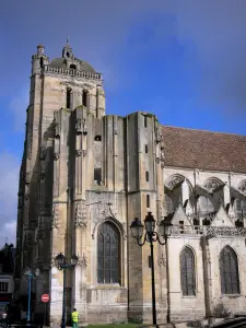 Dreux - Igreja de São Pedro e postes de iluminação