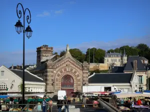 Dreux - Mercado, poste de luz y edificios de la ciudad (zona de la capilla real en la parte superior derecha)