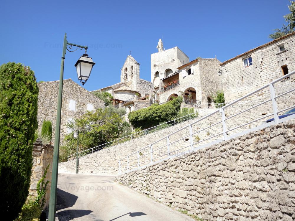 Guide de la Drôme - Clansayes - Ruelle menant aux maisons en pierre du village