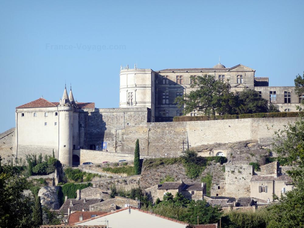 Guide de la Drôme - Grignan - Château Renaissance dominant les maisons du village