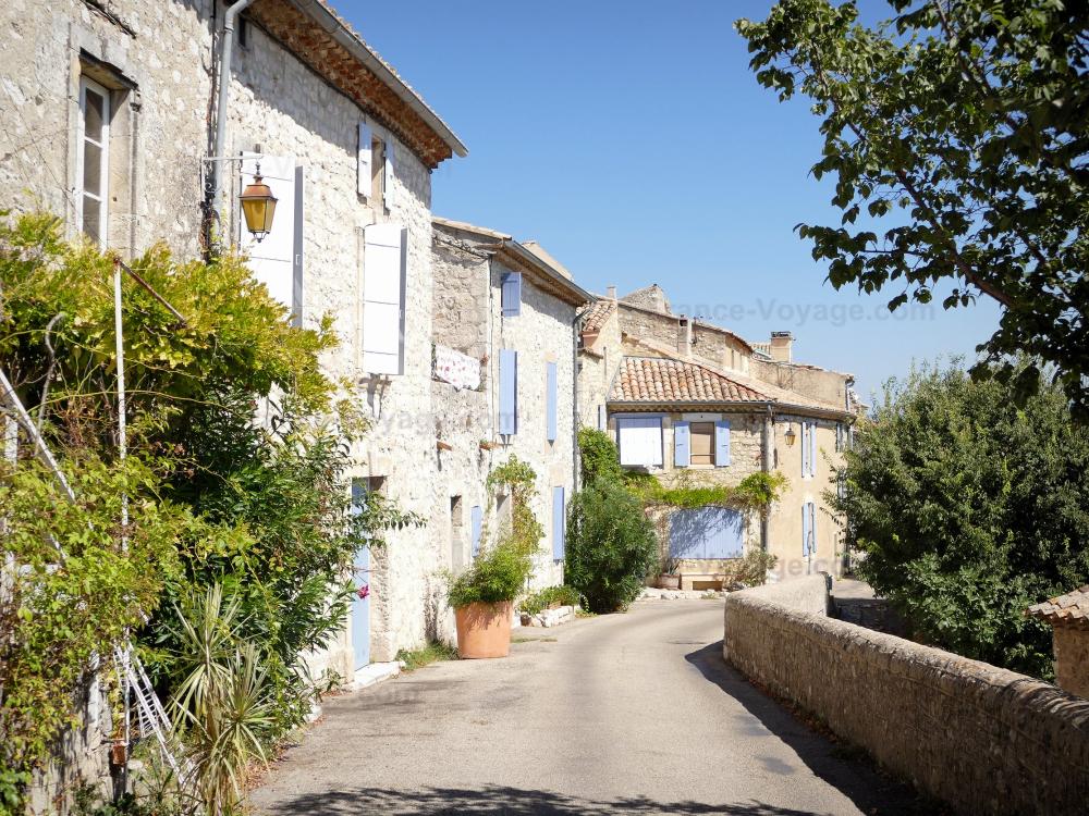 Guide de la Drôme - La Garde-Adhémar - Rue bordée de maisons en pierre aux volets bleus