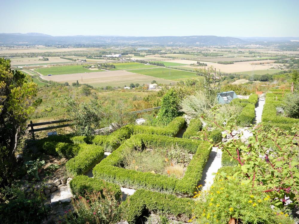 Guide de la Drôme - La Garde-Adhémar - Parterres du jardin des Herbes avec vue sur la vallée du Rhône
