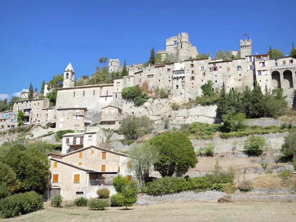 Gids van de Drôme - Montbrun-les-Bains - Middeleeuws dorp Montbrun-les-Bains hoog op de heuvel