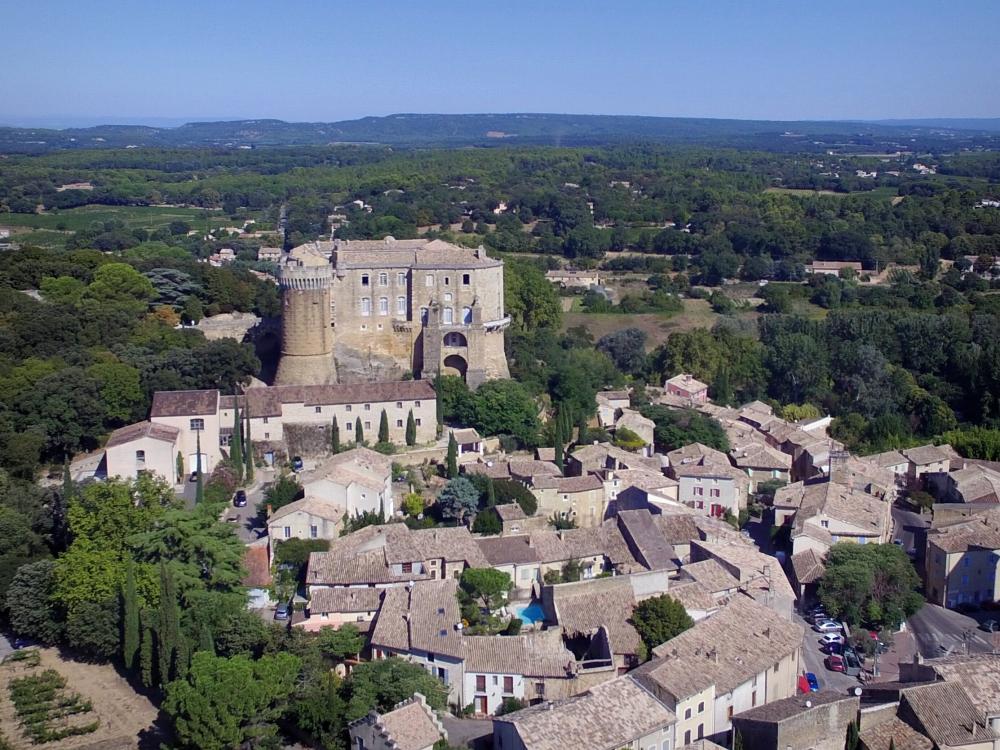 Guide de la Drôme - Paysages de la Drôme - Drôme provençale : vue sur le château féodal de Suze-la-Rousse dominant les maisons du village