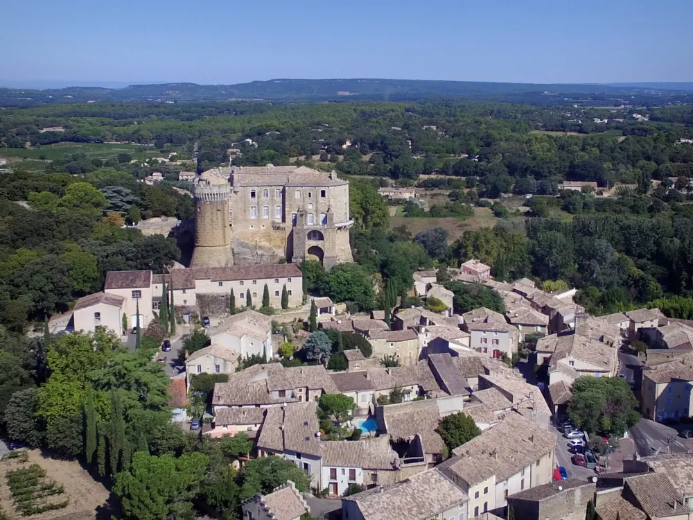 Gids van de Drôme - Landschappen van de Drôme - Drôme provençale: uitzicht op het feodale kasteel van Suze-la-Rousse dat de huizen van het dorp domineert