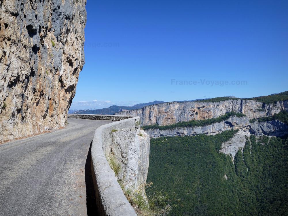Guide de la Drôme - Paysages de la Drôme - Parc Naturel Régional du Vercors : falaise dominant la route de Combe Laval