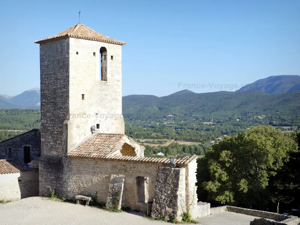 Gids van de Drôme - Landschappen van de Drôme - Le Poët-Laval: klokkentoren van de romaanse kapel van Saint-Jean des Commandeurs met uitzicht op de omliggende heuvels