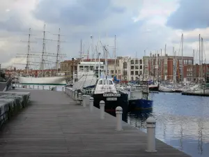 Dunkerque - Comercial de la Cuenca del puerto (puerto deportivo), con sus barcos y yates, edificios en el fondo