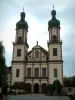 Ebersmunster - Igreja da Abadia e pequena praça de aldeia florida