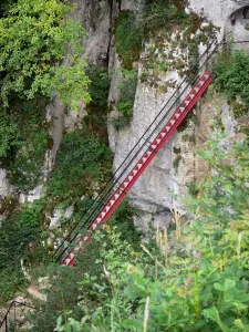 Échelles de la Mort (scale della morte) - Ferro scaletta, rupe (parete di roccia) e arbusti nelle gole del Doubs