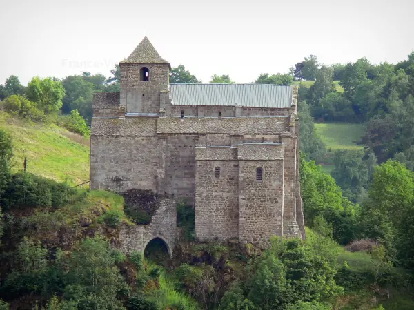 L'église de Bredons - Guide tourisme, vacances & week-end dans le Cantal