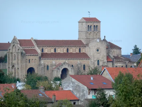 Église de Châtel-Montagne - Église romane Notre-Dame et toits de maisons du village ; dans la Montagne bourbonnaise