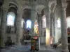 Église de Châtel-Montagne - Intérieur de l'église romane Notre-Dame : Vierge à l'enfant et colonnes surmontées de chapiteaux sculptés