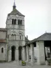 Église d'Ébreuil - Clocher-porche de l'église abbatiale Saint-Léger et halle