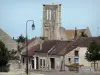 Église de Larchant - Tour de l'église Saint-Mathurin, lampadaire et maisons du village