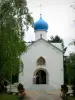 Église orthodoxe de Sainte-Geneviève-des-Bois - Façade de l'église orthodoxe russe Notre-Dame-de-la-Dormition surmontée d'un clocher à bulbe bleu