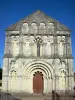 Église de Petit-Palais-et-Cornemps - Façade romane de l'église Saint-Pierre