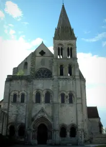 Église de Saint-Leu-d'Esserent - Église abbatiale bénédictine et nuages dans le ciel
