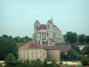 Église de Saint-Leu-d'Esserent - Bâtiments, arbres et église abbatiale bénédictine