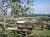 Église de Saint-Seine-l'Abbaye - Point de vue avec table de pique-nique, banc et panorama sur le village de Saint-Seine-l'Abbaye et son église abbatiale