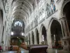 Église Saint-Séverin - Intérieur de l'église : vue sur la nef et les grandes orgues depuis le choeur