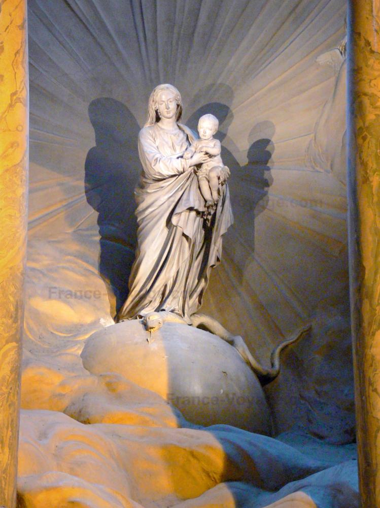 Église Saint-Sulpice - Intérieur de l'église : statue de la Vierge à l'Enfant dans la chapelle de la Vierge