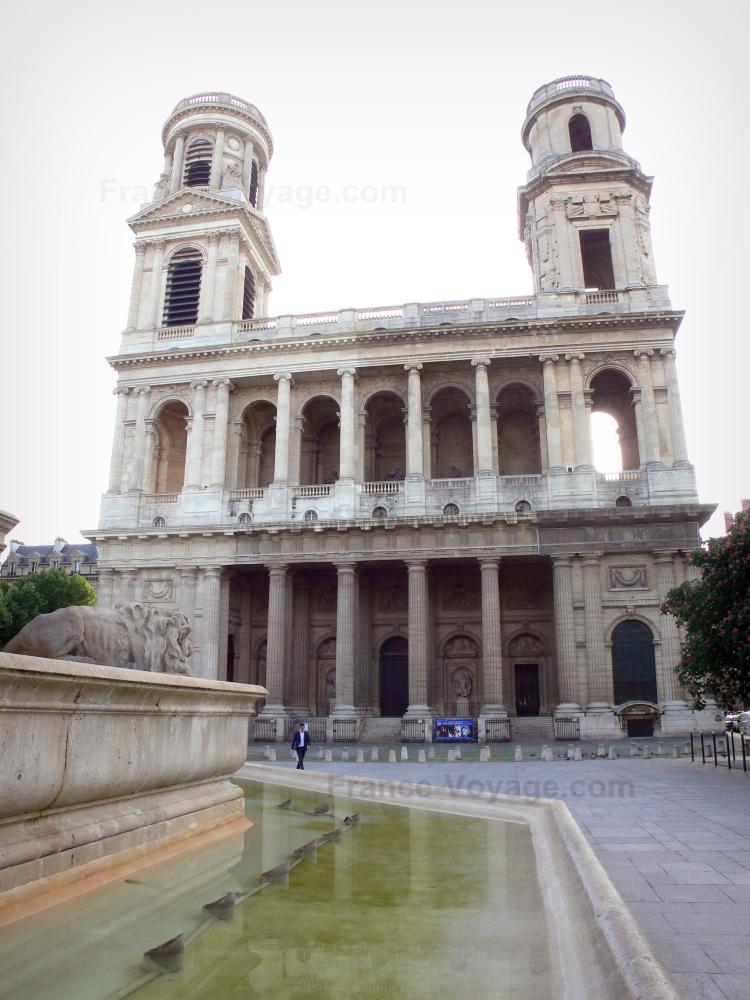 Église Saint-Sulpice - Vue sur la façade principale de l'église depuis la place Saint-Sulpice agrémentée d'une fontaine