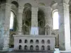 Église de Vignory - Intérieur de l'église romane Saint-Étienne : maître-autel et déambulatoire