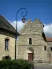 Église de Ville-en-Tardenois - Église romane, lampadaire, maison du village, arbustes en fleurs